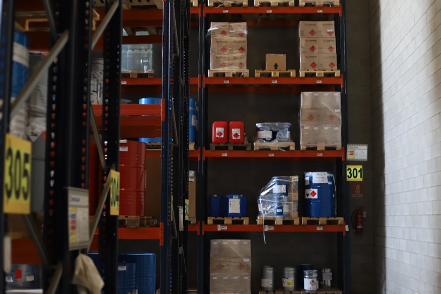 Vista frontale di un magazzino logistico con contenitori industriali su scaffalature numerate da 7 a 11