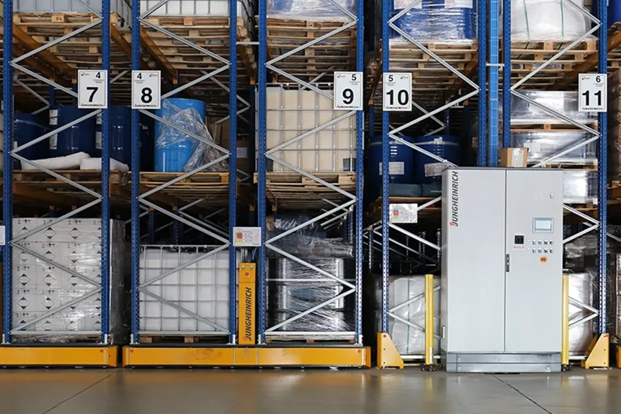 BISI - Magazzino logistico con scaffalature industriali numerate